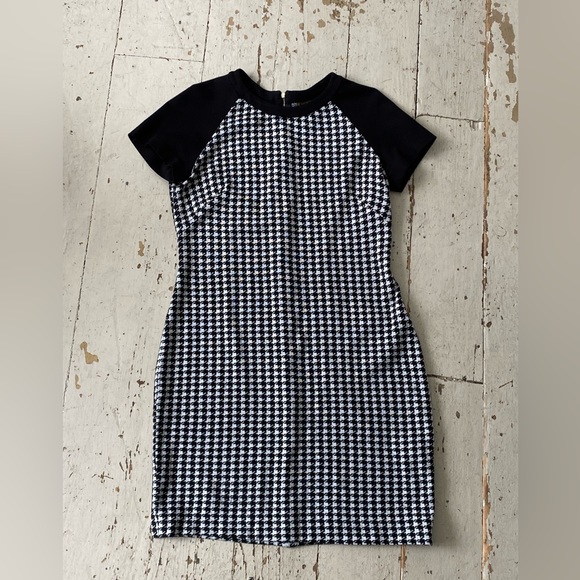 Taylor Houndstooth Knit Form Fitting Dress - Picture 3 of 9